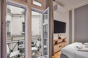 Apartment | 1 bedroom, laptop workspace, iron/ironing board, bed sheets