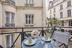Apartment | Outdoor dining