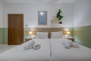 3 Schlafzimmer, Schreibtisch, Bügeleisen/Bügelbrett, Reisekinderbett