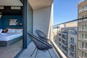 2 habitaciones, escritorio y tabla de planchar con plancha