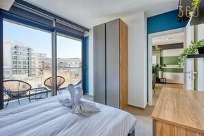 Escritorio, tabla de planchar con plancha, wifi y ropa de cama