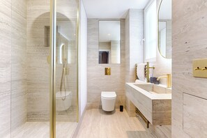 Dusche, kostenlose Toilettenartikel, Haartrockner, Handtücher