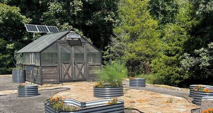 Ozark Vista Retreat - A one bedroom, pet friendly space with a fantastic view!