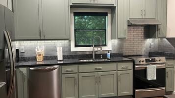 Réfrigérateur, micro-ondes, four, plaque de cuisson