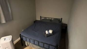 4 slaapkamers, een bureau, een strijkplank/strijkijzer, reisbedje