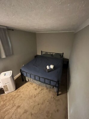 4 makuuhuonetta, työpöytä, silitysrauta/-lauta, vauvan matkasänky