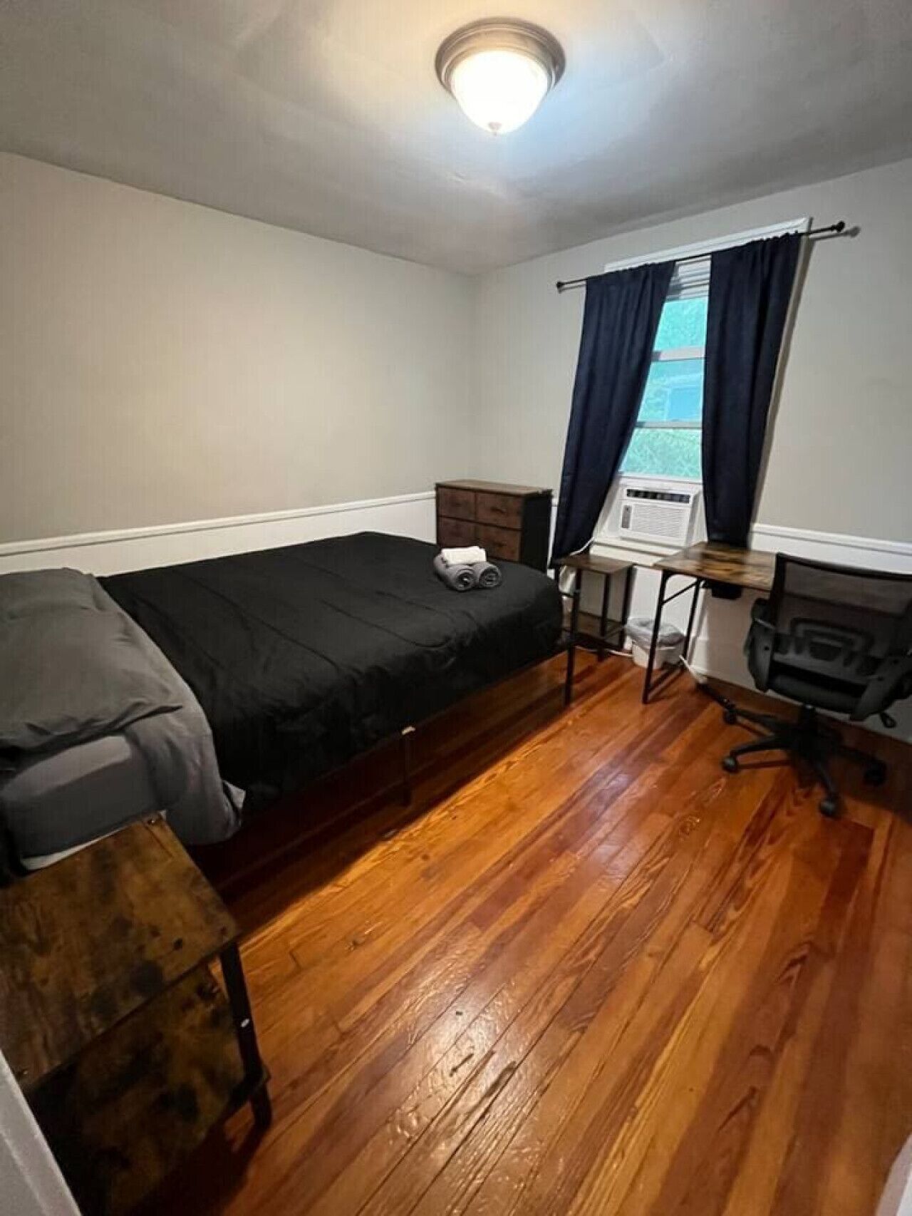 4 habitaciones, escritorio y tabla de planchar con plancha 