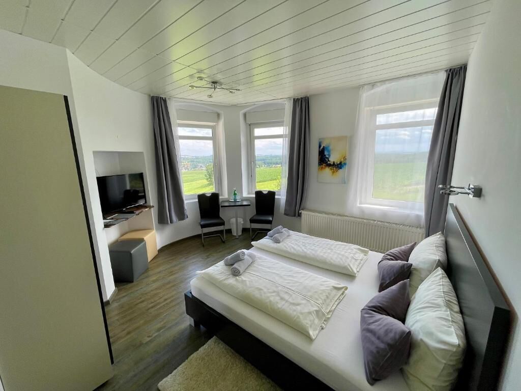 Kamar Double Deluks, 1 Tempat Tidur King, Bebas Asap Rokok, pemandangan kebun | Meja kerja dan Wi-Fi gratis