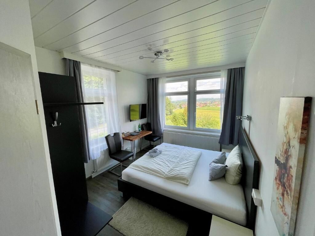 Meja kerja dan Wi-Fi gratis