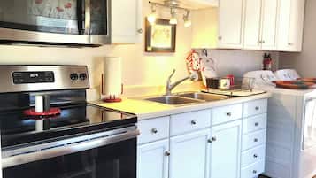 KylskÄp, mikrovÄgsugn, ugn och spishÀll