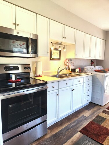 ONE BLOCK from GRAPE JAMBOREE in DOWNTOWN GENEVA!