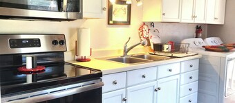 ONE BLOCK from GRAPE JAMBOREE in DOWNTOWN GENEVA!