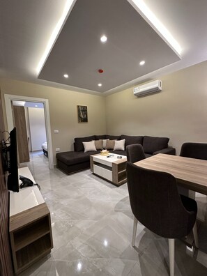 Apartment, 1 Bedroom, Accessible, Smoking | Living room