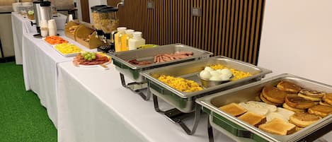 Päivittäinen buffetaamiainen (20000 COP per henkilö)