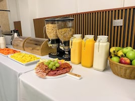 Se ofrece un desayuno bufé todos los días (por un coste adicional)