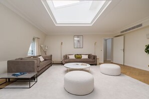 TV connectée, lecteur de DVD, livres