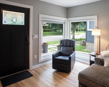 Family Cottage, Park View | Living area | 42-inch Smart TV with digital channels, streaming services, printers