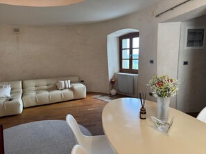 Lägenhet Superior | Vardagsrum | 40-tums smart-tv med digitalkanaler