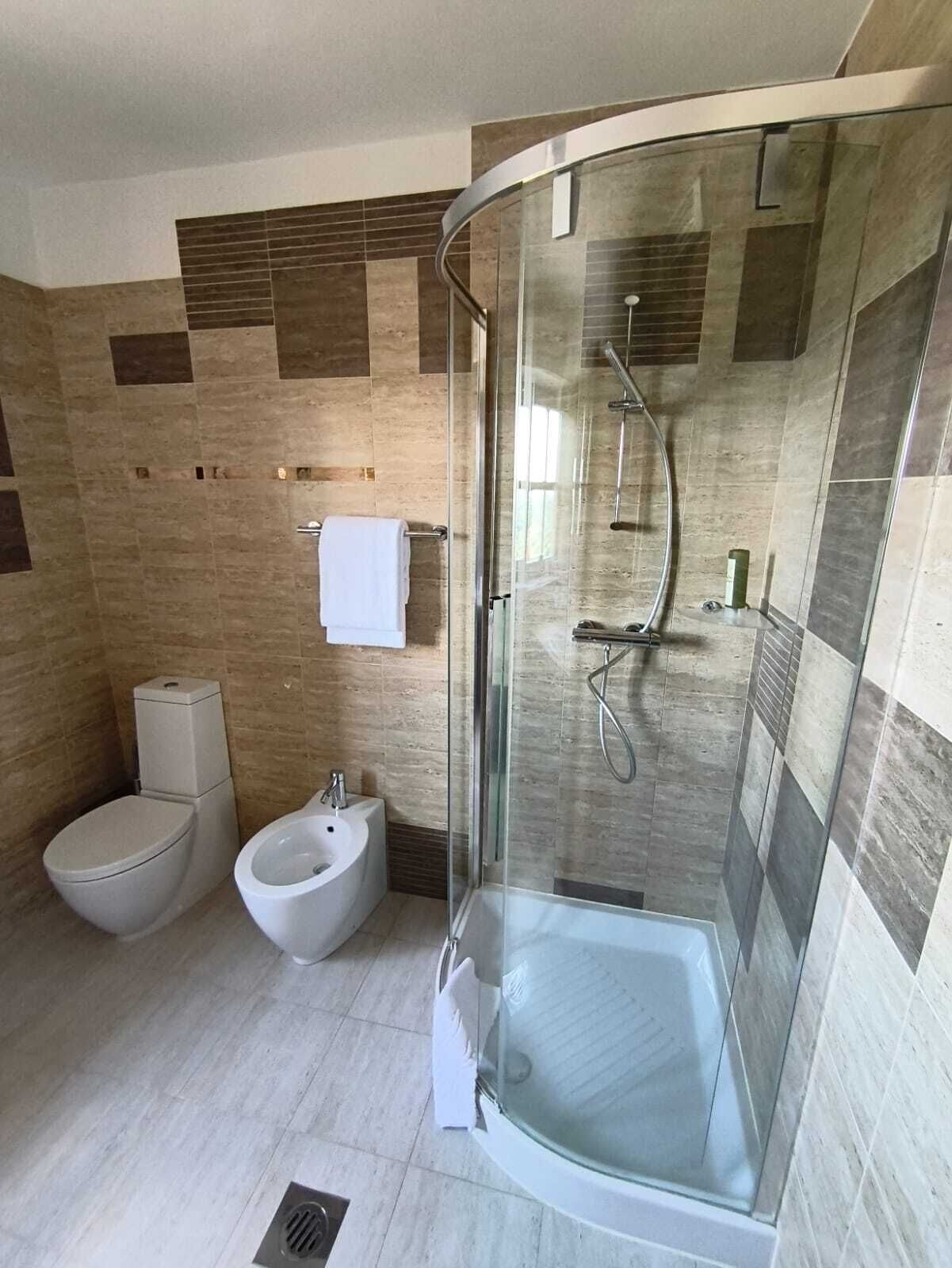 Camera Superior con letto matrimoniale o 2 letti singoli | Bagno | Doccia, asciugacapelli, pantofole, asciugamani