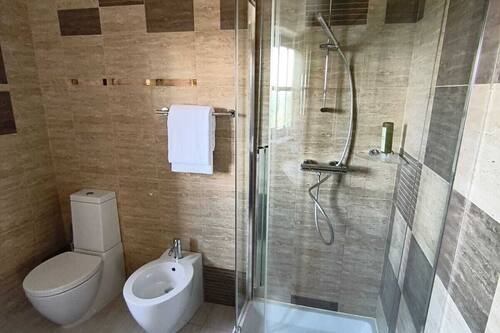 Superior-Doppel- oder -Zweibettzimmer | Badezimmer | Dusche, Haartrockner, Hausschuhe, Handtücher