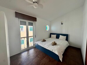 4 habitaciones, tabla de planchar con plancha, wifi y ropa de cama 