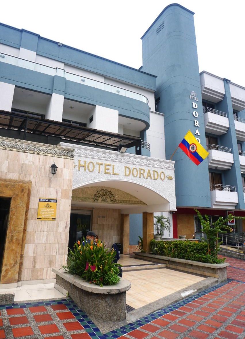 Exterior del Hotel Dorado, con una entrada destacada que incluye un arco decorativo y una bandera.