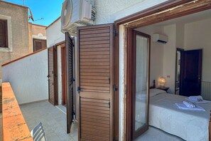 2 quartos, ferros/tábuas de passar roupa, berço de viagem