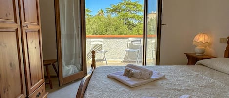 2 bedrooms, iron/ironing board, travel cot, free WiFi