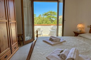 2 slaapkamers, een strijkplank/strijkijzer, reisbedje, gratis wifi
