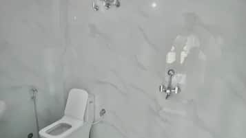 Suíte luxo | Banheiro | Roupões de banho, chinelos, toalhas de banho, sabonete