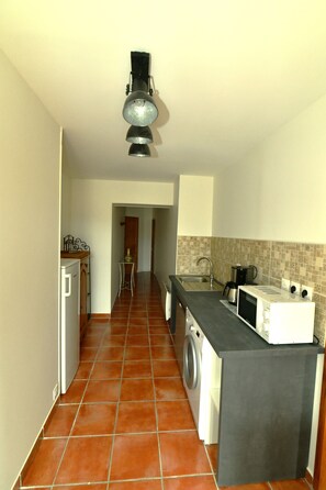 Kühlschrank, Mikrowelle, Wasserkocher mit Kaffee-/Teezubehör