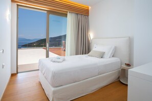 6 chambres, coffres-forts dans les chambres, fer et planche à repasser