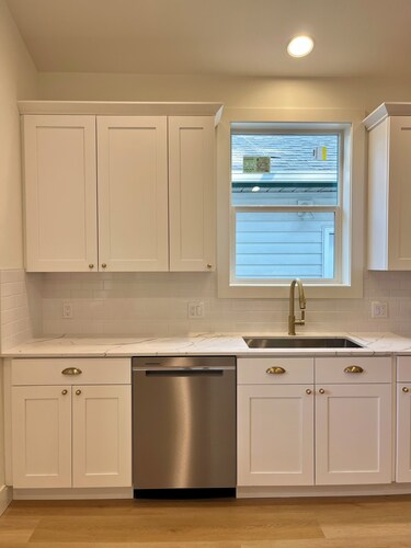 Charming 2-bedroom guesthouse in peaceful Gladstone with WiFi, AC