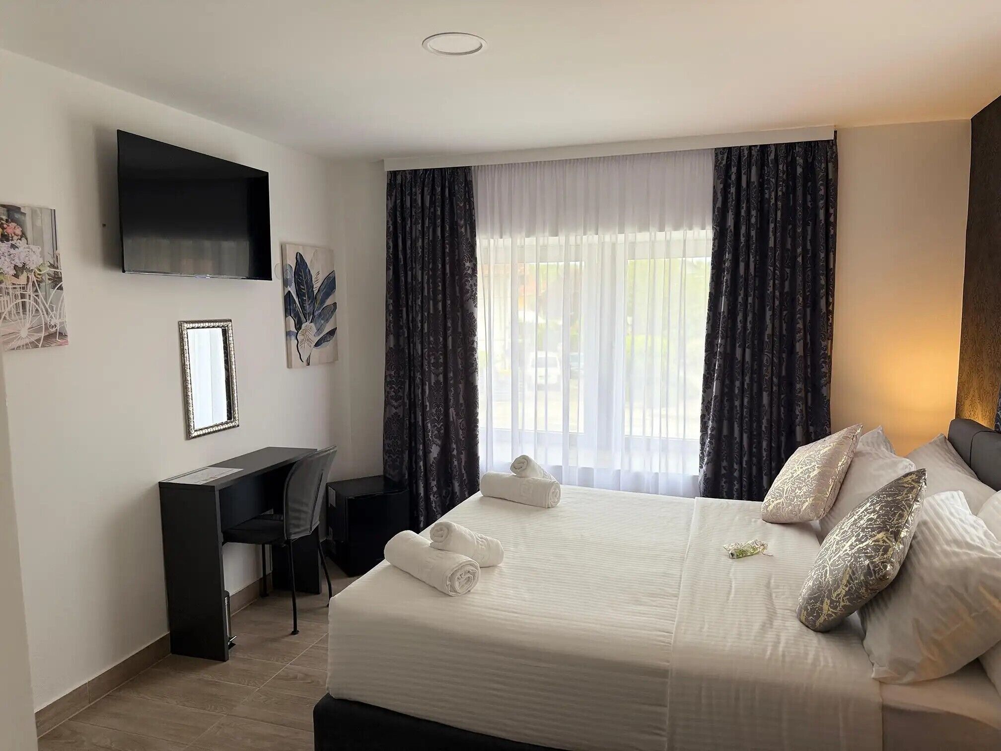 Double Room with Private Bathroom | Ilmaiset minibaarituotteet, tallelokero huoneessa, pimennysverhot