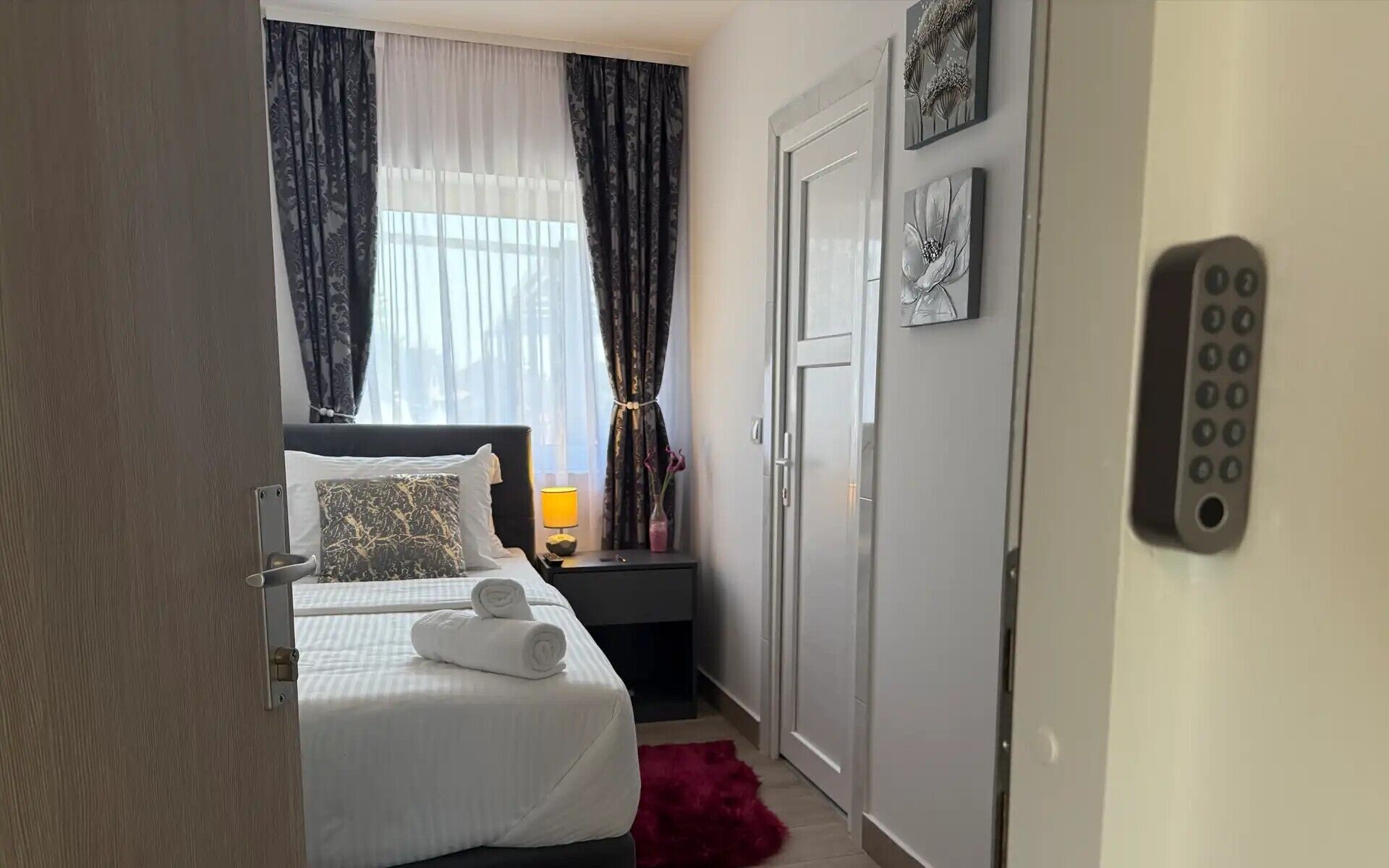 Yhden hengen perushuone | Ilmaiset minibaarituotteet, tallelokero huoneessa, pimennysverhot