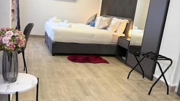 Deluxe Suite | Free minibar, in-room safe, blackout drapes, free WiFi