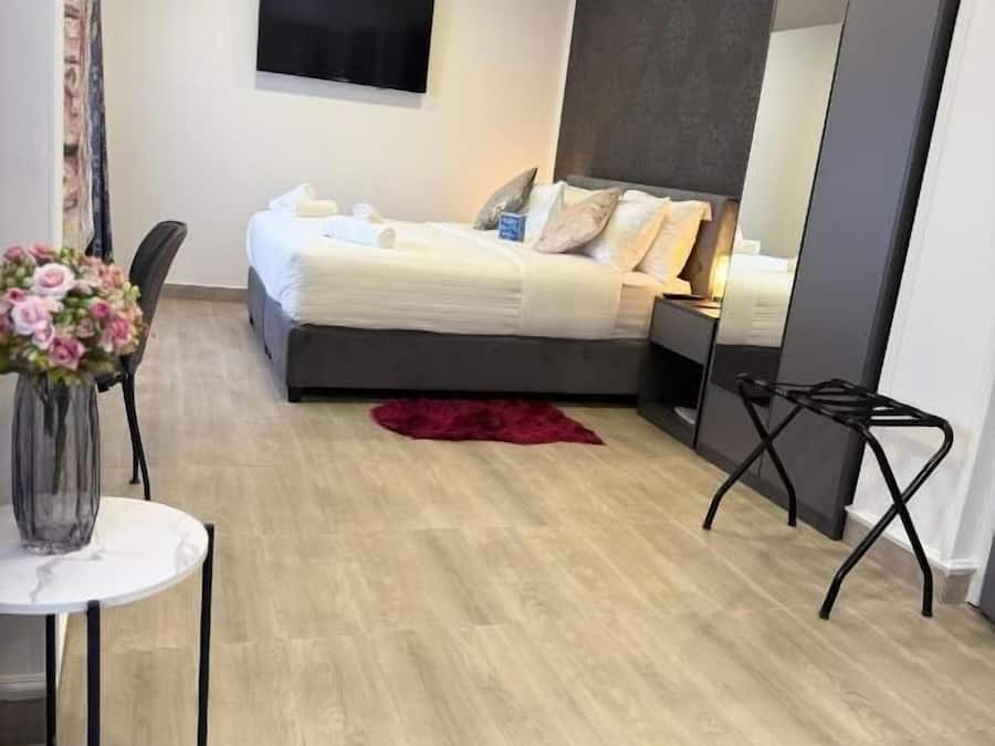 Free minibar, in-room safe, blackout drapes, free WiFi