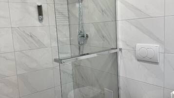 Deluxe-Suite | Badezimmer | Kostenlose Toilettenartikel, Hausschuhe, Fußbodenheizung (Badezimmer)