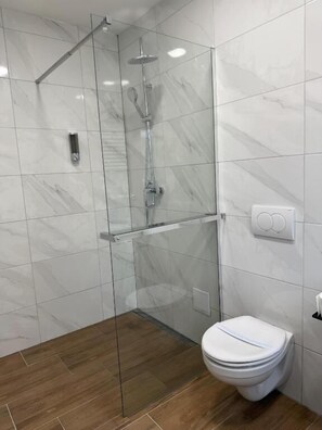 Suite Deluxe | Salle de bain | Articles de toilette (gratuits), pantoufles