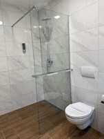 Deluxe Suite | Bathroom | Free toiletries, slippers, heated floors, towels