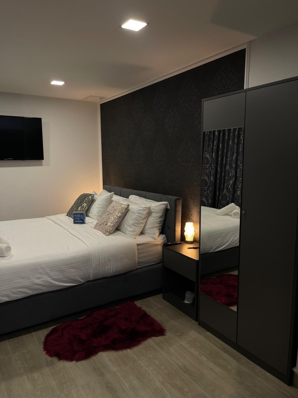 Suite Deluxe | Articles de minibar gratuits, coffre-fort, rideaux d’obscurcissement