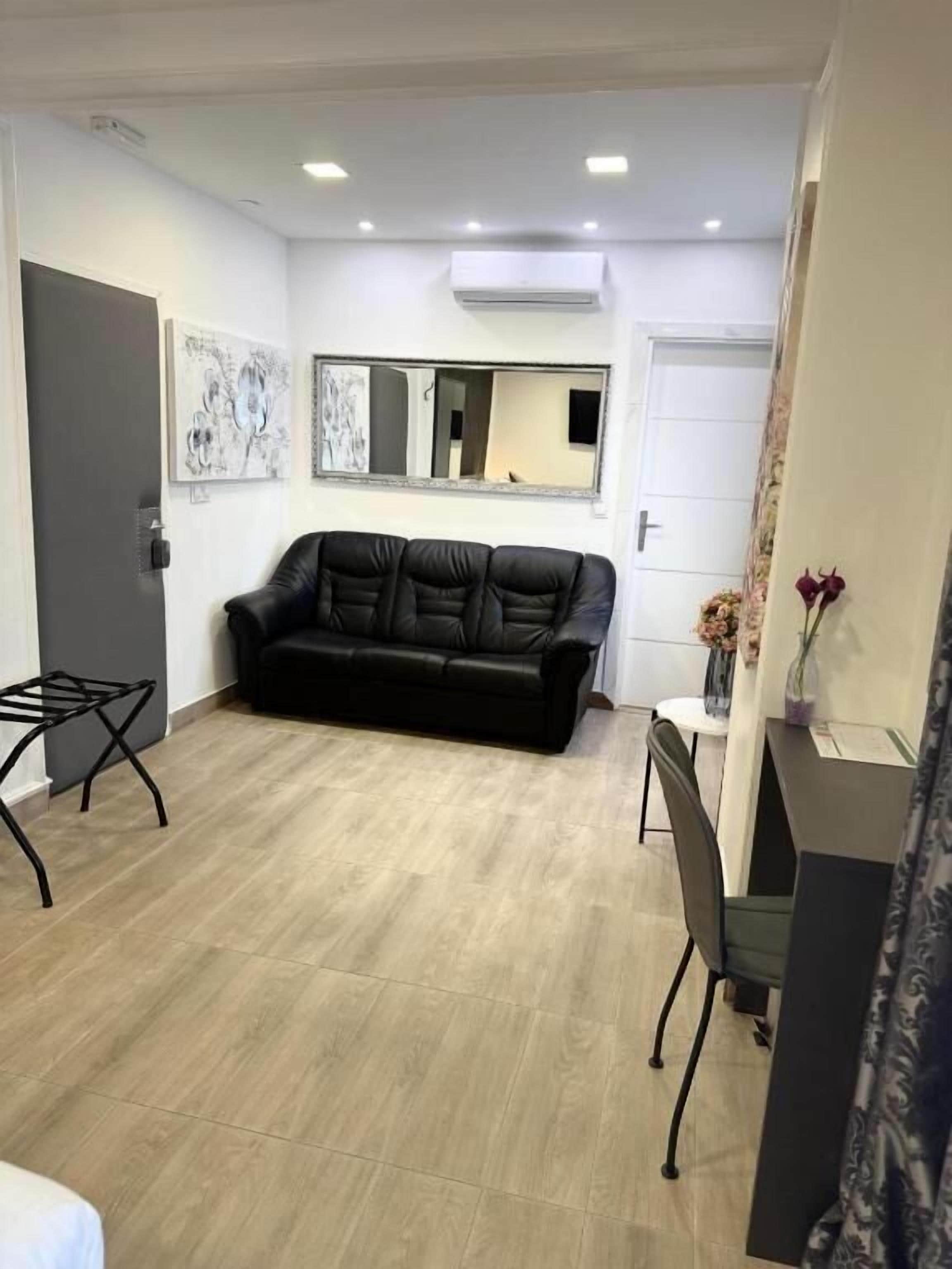 Deluxe Suite | Free minibar, in-room safe, blackout drapes, free WiFi