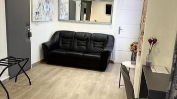 Deluxe Suite | Free minibar, in-room safe, blackout drapes, free WiFi