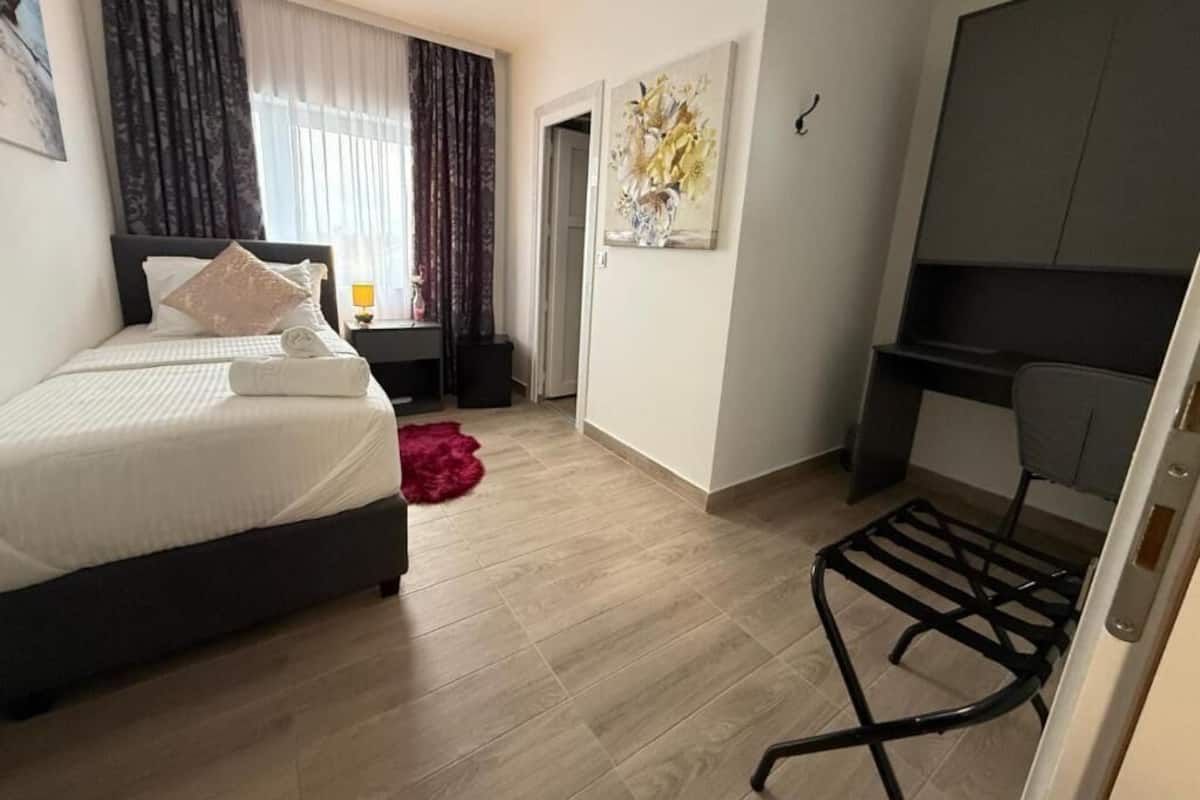 Premium Single Room | Minibar (free items), in-room safe, blackout drapes, WiFi (free)