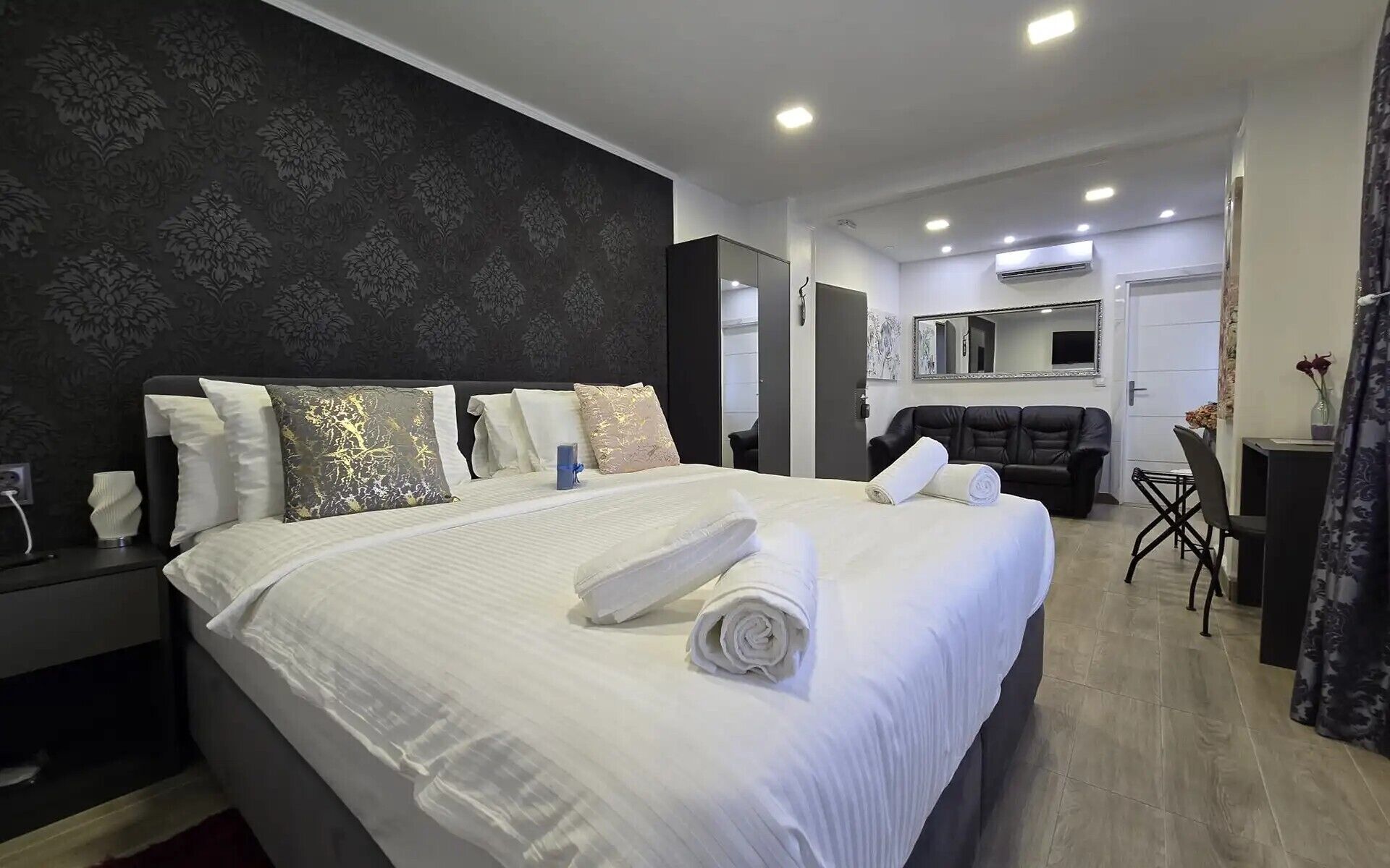 Deluxe-Suite | Kostenlose Minibar, Zimmersafe, Verdunkelungsvorhänge, kostenloses WLAN