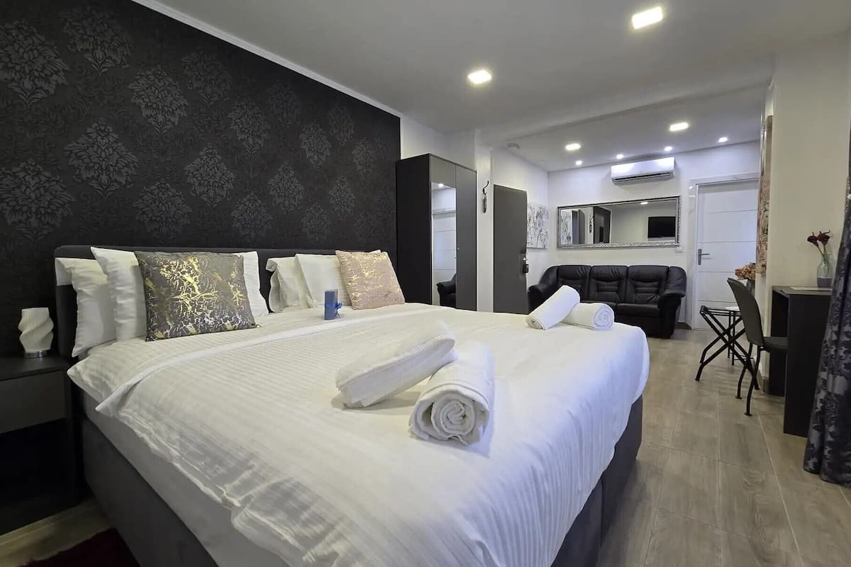 Free minibar, in-room safe, blackout curtains, free WiFi