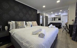 Deluxe-suite | Gratis minibar, pengeskab på værelset, mørklægningsgardiner