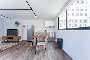Køleskab, mikrobølgeovn, kogeplade, kaffe-/temaskine