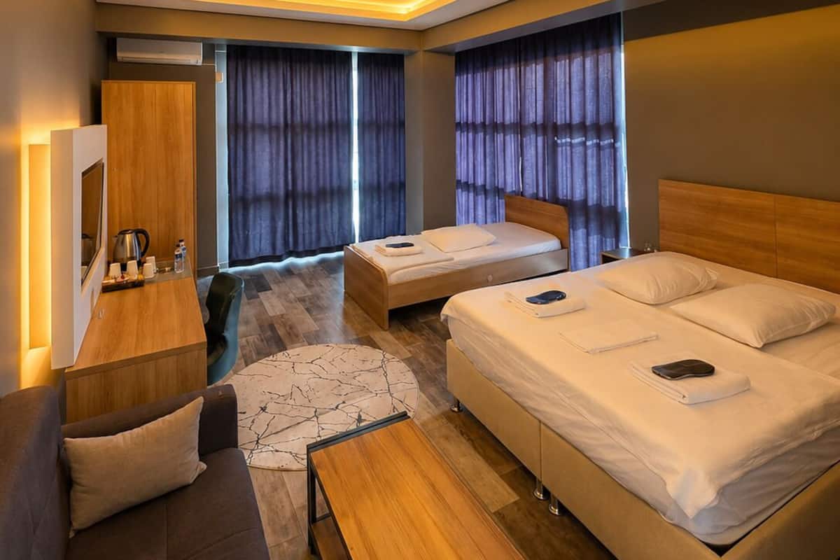 Deluxe Triple Room | Bathroom | Shower, rainfall showerhead, hair dryer, towels