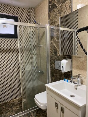 淋浴設備、淋浴花灑、免費盥洗用品、吹風機